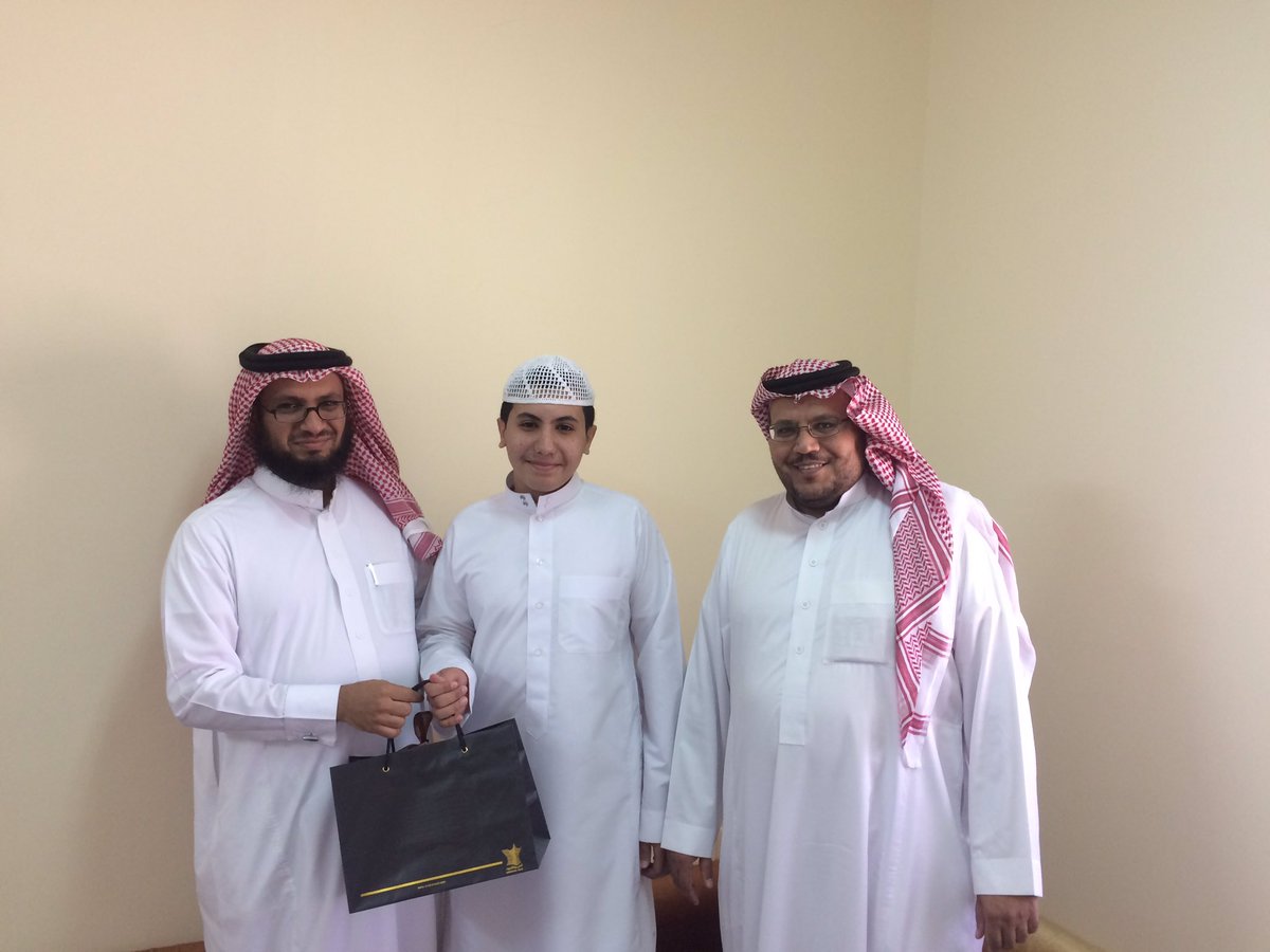 alwaledSchoolm's tweet photo. @makkah_edu @eastoffice1 @taw3eh_school  قائد المدرسة د/ عبدالله الزهراني ومشرف التوعية  أ/ بندر الهذلي مع الطالب فيصل البقمي وهديته للمشرف. https://t.co/yqU1nbXn7x