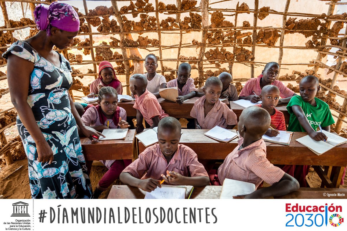 UNESCO_es's tweet photo. ¡Feliz #DíaMundialdelosDocentes! Por todo lo que nos enseñan, celebrémoslo hoy y cada día: https://t.co/besx5Eg1wj https://t.co/bsbd06EtZS