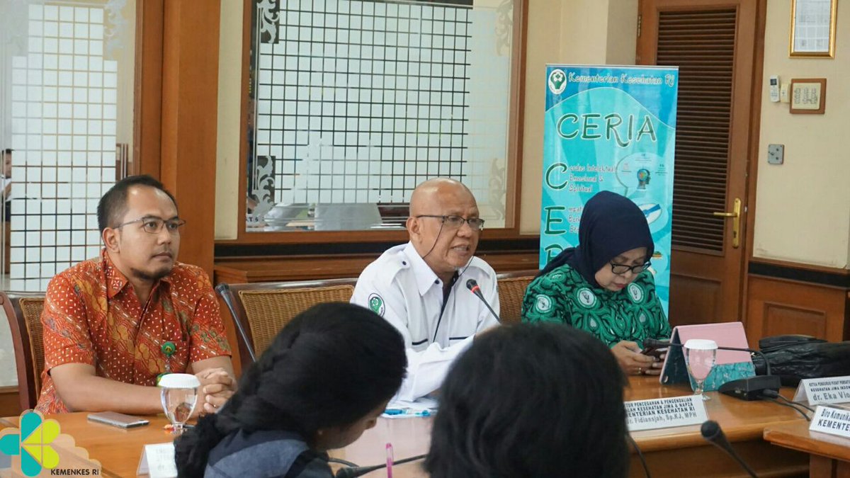 KemenkesRI's tweet photo. #HKJS2017 mengambil tema 'Kesehatan Jiwa Di Tempat Kerja'. Mengapa? Karena salah satu pemicu stress seseorang berasal dari lingkungan kerja https://t.co/F9GlMdnt7v