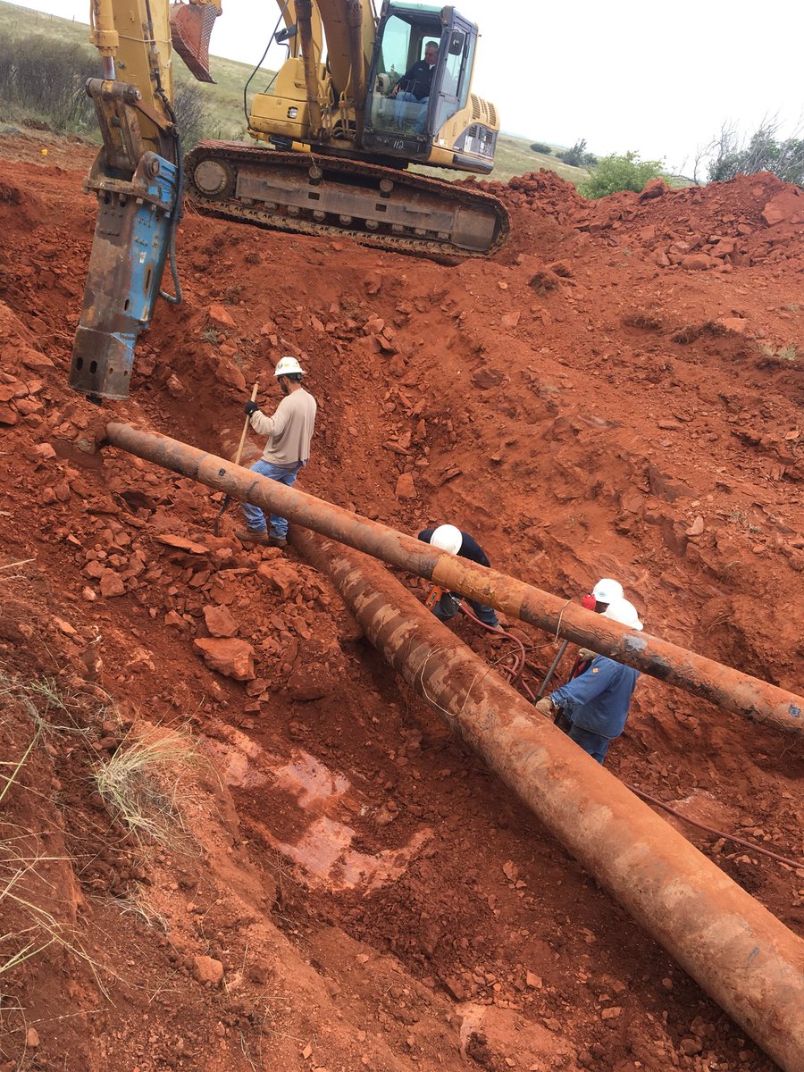 RandRPipeline's tweet photo. Another dig ⛏🚶🏼another day!!! 👷🏻Working along trying to beat the rain🌨🌩🌨!! @EnableMidstream #randrpipeline
#workhardandsafe https://t.co/1msBVxiHqj