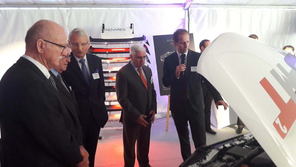 Prefet88's tweet photo. #EtatAction88 @Prefet88 inaugure la dernière chaîne de peinture de l'entreprise #Mecaplast de Ste-Marguerite accompagné de dirigeants &amp; élus https://t.co/s2nxqjkEVh