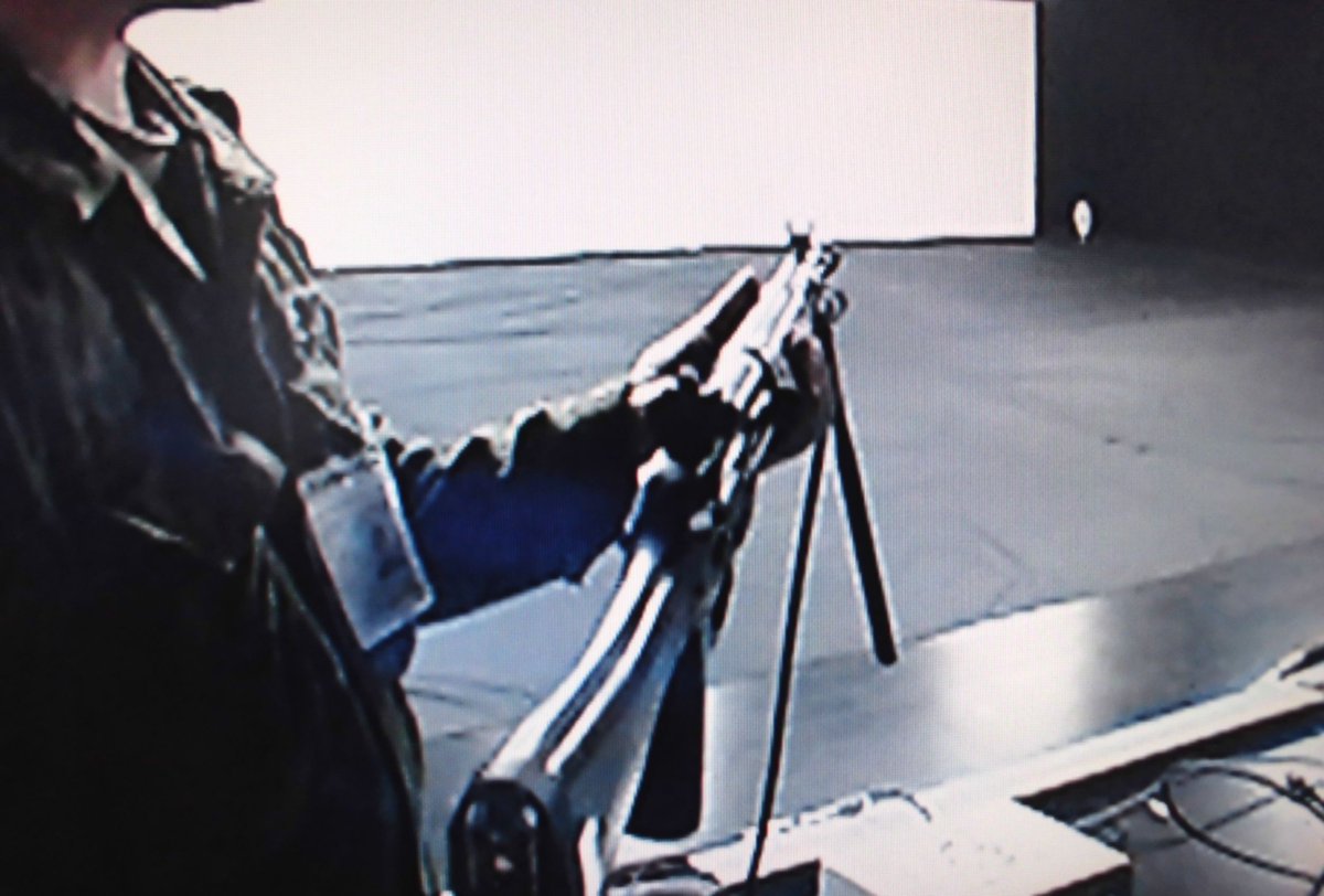 Conductor V Twitter 自衛隊ちょっとメモ 戦闘射撃訓練シュミレーター 実弾を使わず 軽易に実施できゲームセンターにある 射撃ゲームと似ていて 訓練用の火器を大型スクリーンに向けて撃つと圧縮空気でリアルな射撃反動を身体に感じる事が出来るようになっ
