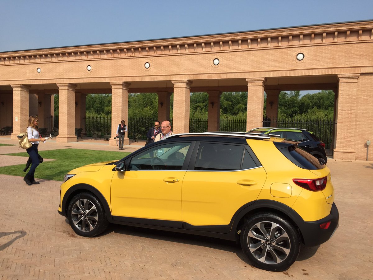 AutoMotoNews_'s tweet photo. Oggi proviamo la #KiaStonic. Sul mercato dal 14 ottobre, al lancio si presenta con prezzi da 13.950€. #iolhovista https://t.co/rKI6qiSOPn