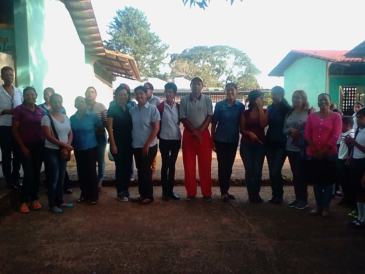 escuelafpadilla's tweet photo. Personal docente de nuestra institución, celebrando la semana aniversario. Orgullosos de nuestro personal!!! @HazeilMaldonado @carcast02 https://t.co/Obcu9UMhIc