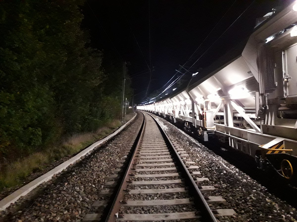 FrancoisMillot's tweet photo. #SR ZD rame double flux du train TEVO.Les déblais de degarnissage prennent la place du ballast mis en oeuvre
V80 avec expert LVE surPSL https://t.co/ibVyUQBrF4