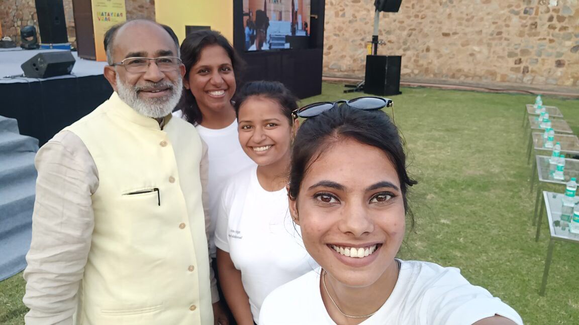 wanderer_panda's tweet photo. Selfie with honourable tourism minister @KJAlphons at #himanyun’s tomb 
#ParyatanParv2017 #IITTM #iittm_noida #IncredibleIndia https://t.co/nHsLrcVScJ