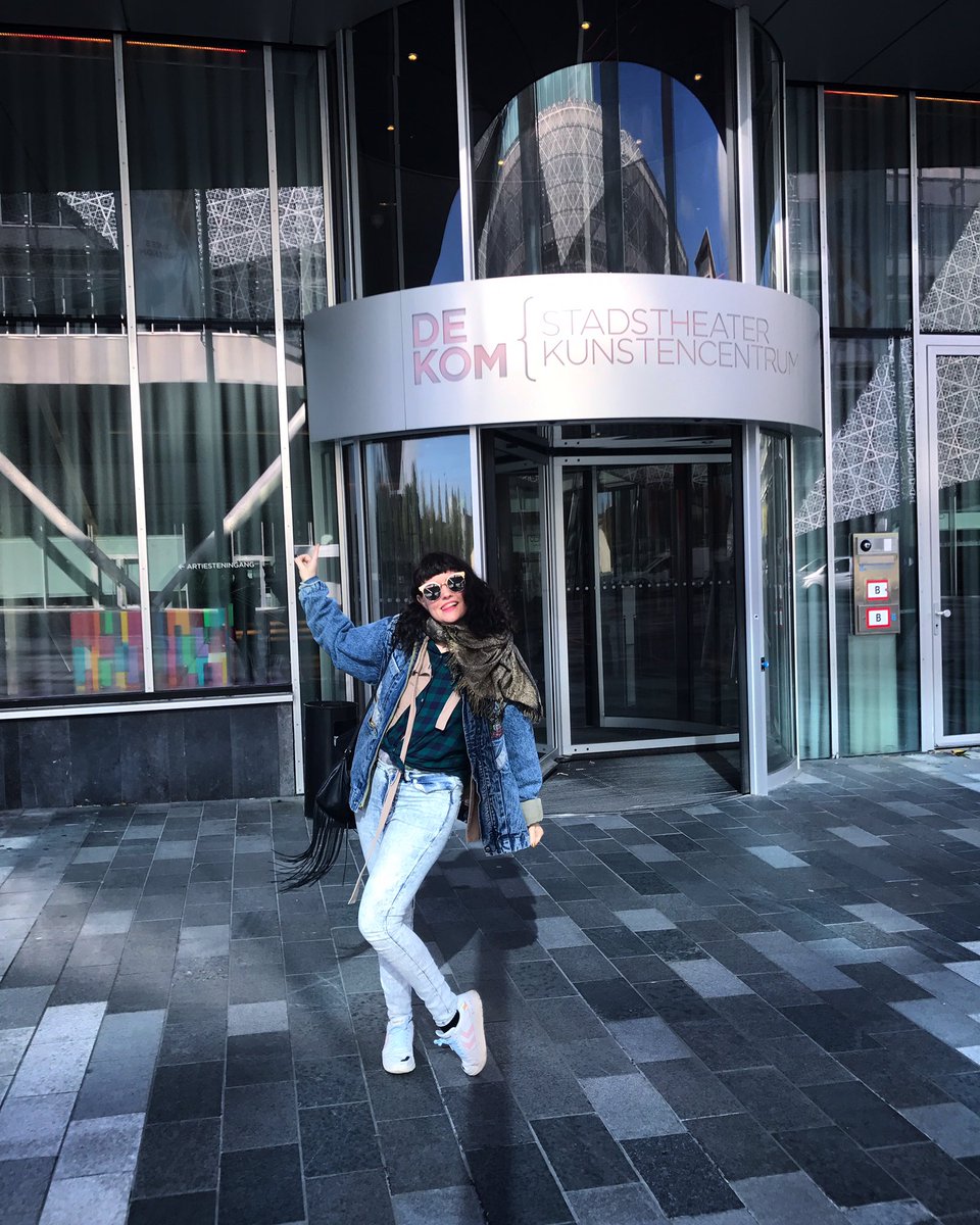 Arrived at theatre <a href="/DEKOMNieuwegein/">DE KOM</a> Tonight my first show of my Theatre Tour, tonight is sold out!! Excited!! 💥💥 #jennielena #dekom