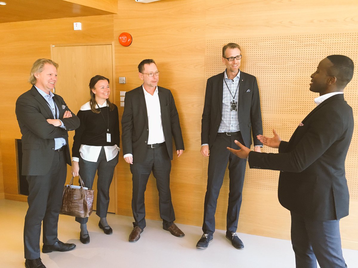 svnswe's tweet photo. Praktikant @RegisAku ger råd ang. #mastern i #Sustainable #Business på @orebrouni : "Skicka INTE ut kurskataloger utan matkuponger i" 😉 https://t.co/ti1swfXpaU