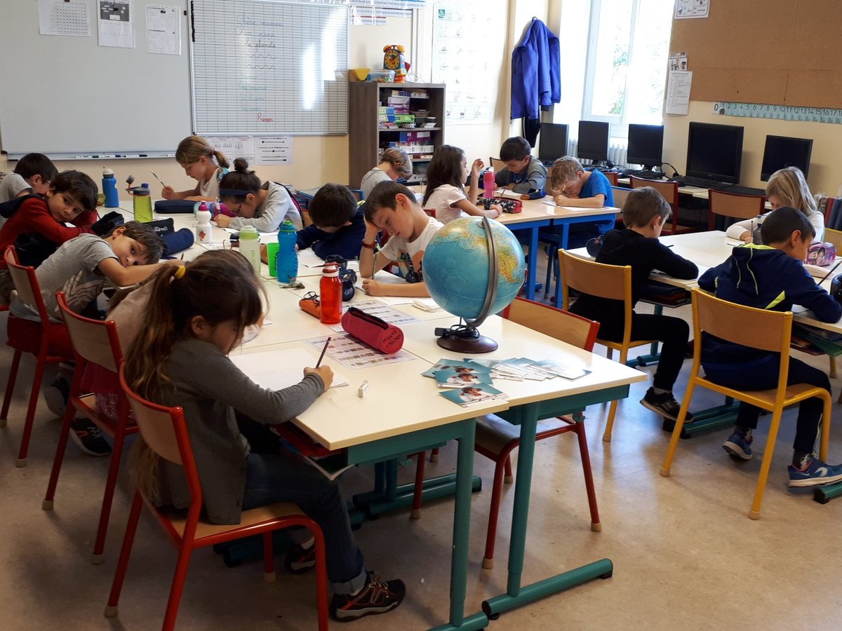 Classe_Genin's tweet photo. Séance d'écriture avec les CE1.
@EcritureSemaine #ecriturecursive https://t.co/whdLpElAAh