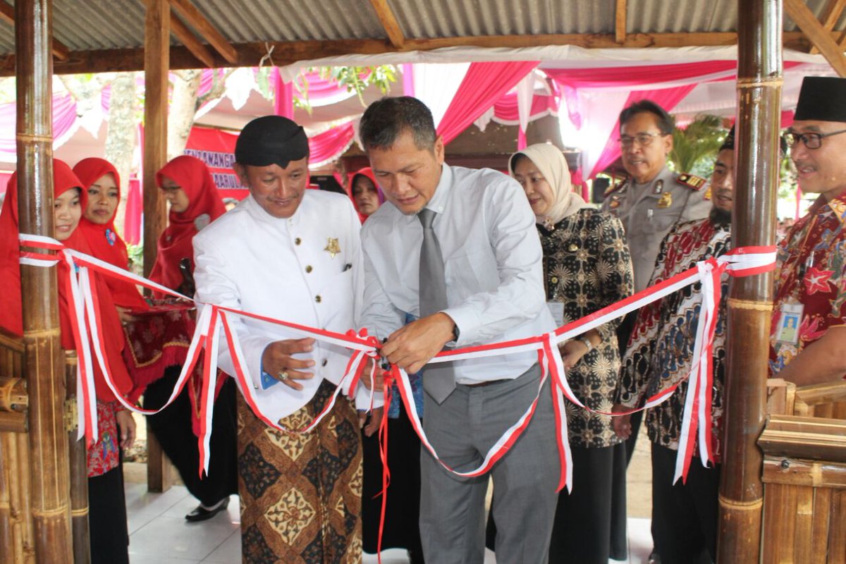DPPKBdanP3A's tweet photo. Pencangan Kampung KB "Da'arul Amanah" dsn Putuk, Glesungrejo, Baturetno bersama ketua DPRD wonogiri, Forkopimda, Staff Ahli Bupati &amp; TP PKK. https://t.co/I1C3o6lPIF