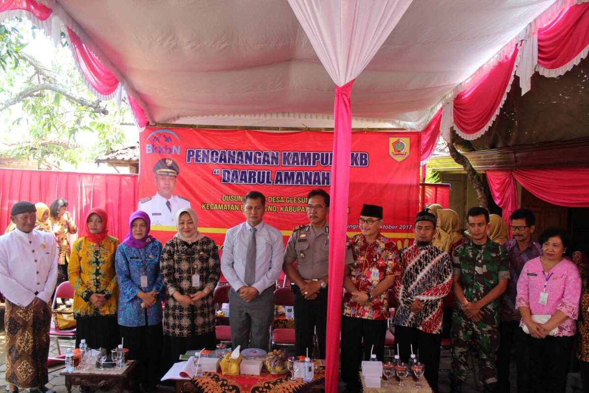 DPPKBdanP3A's tweet photo. Pencangan Kampung KB "Da'arul Amanah" dsn Putuk, Glesungrejo, Baturetno bersama ketua DPRD wonogiri, Forkopimda, Staff Ahli Bupati &amp; TP PKK. https://t.co/I1C3o6lPIF