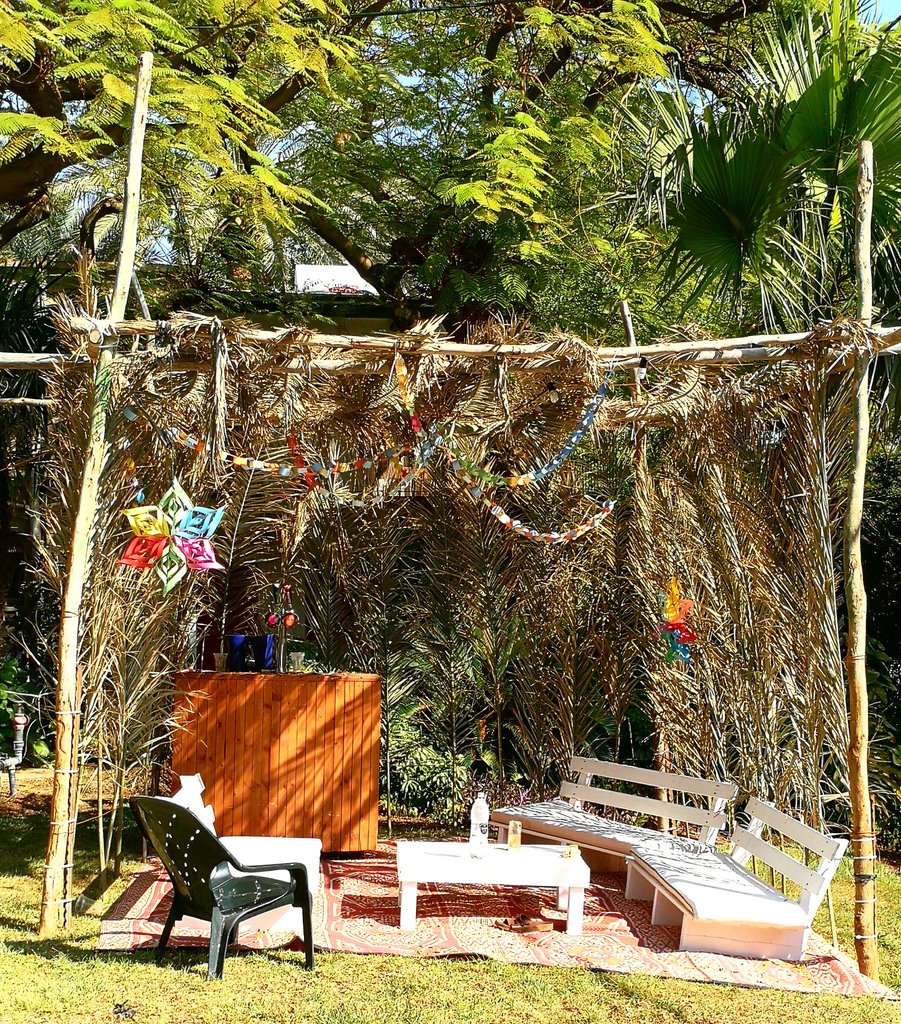 akounaudrey's tweet photo. À défaut d'avoir trouvé la souccah-dance, voici la souccah bio à l'huile de palme #souccoth #sukkot2017 avec @isapailleau https://t.co/ZdLKMxpyBc