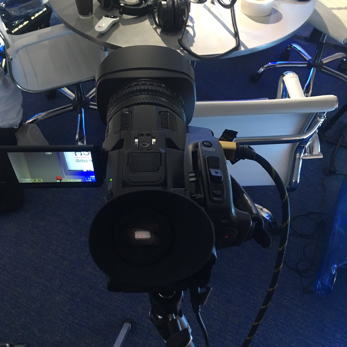 LLaromiguiere's tweet photo. Mise en place du studio  @toutouie pour @HSBC #radiofilmee #agence #tournage https://t.co/PhVretbO8A