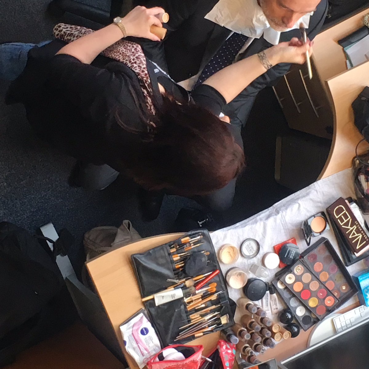 LLaromiguiere's tweet photo. Mise en place du studio  @toutouie pour @HSBC #radiofilmee #agence #tournage https://t.co/PhVretbO8A