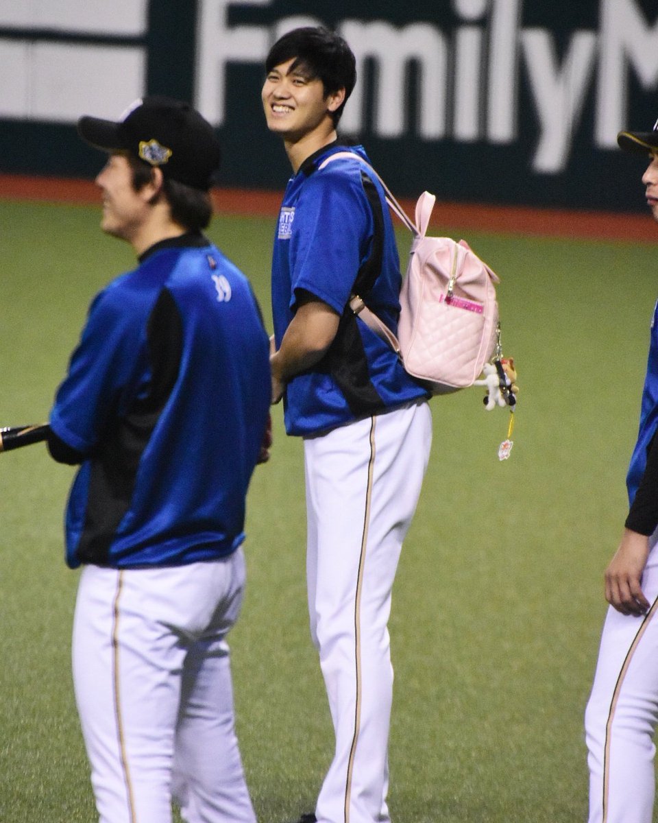 大谷翔平選手、ついにマイメロリュックを背負う。本日の試合前練習