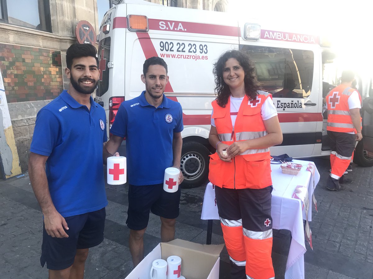 Xerezmania's tweet photo. El Xerez Deportivo es solidaridad. #DiaDeLaBanderita @CruzRojaEsp #CruzRoja @XerezDFC #Jerez https://t.co/LltqtsTny1