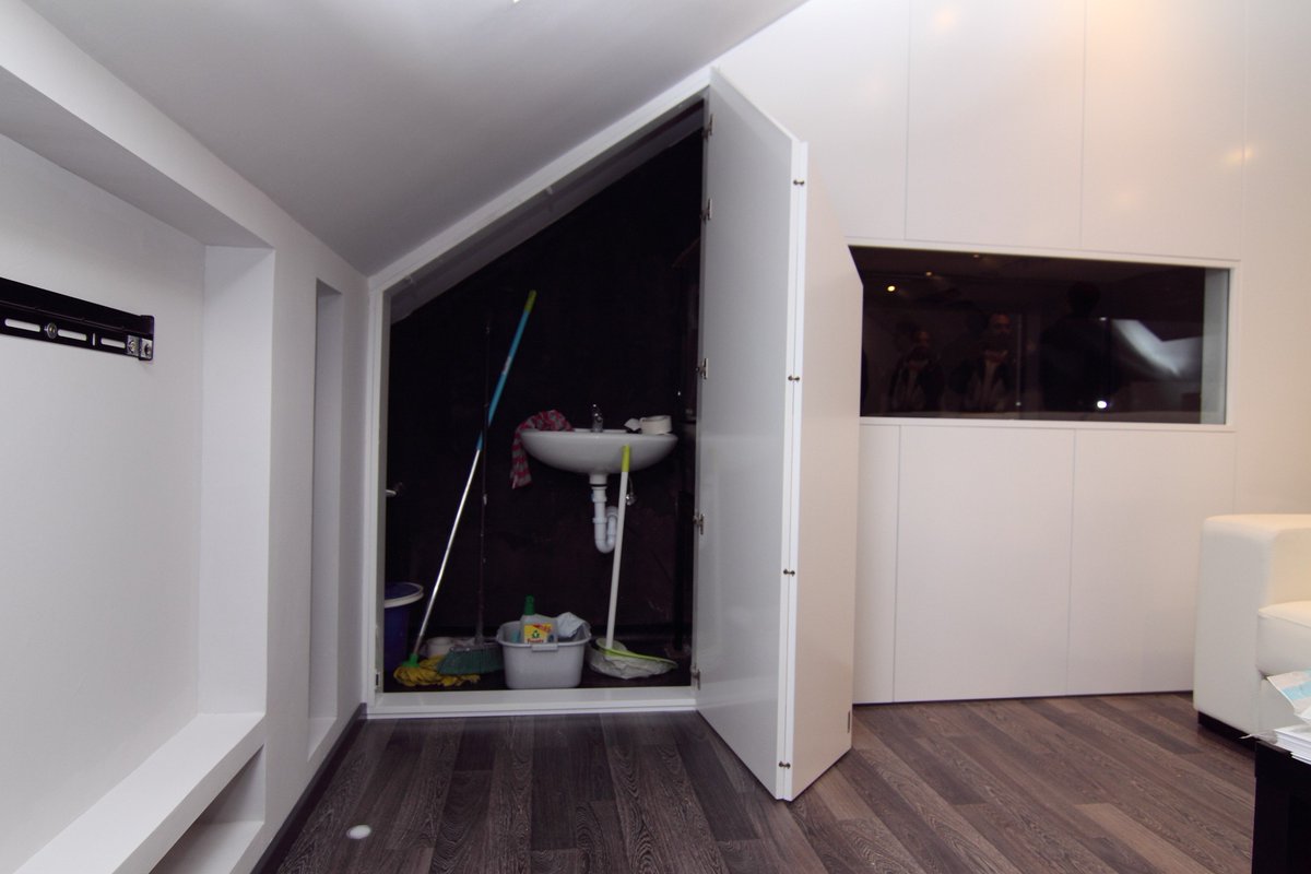 TuCarperson's tweet photo. Para espacios pequeños, soluciones ingeniosas ¿Qué os parece? #decoracion #soluciones #desing #wood #madera #buhardilla #diseño #Amedida https://t.co/DojY7v0Fag