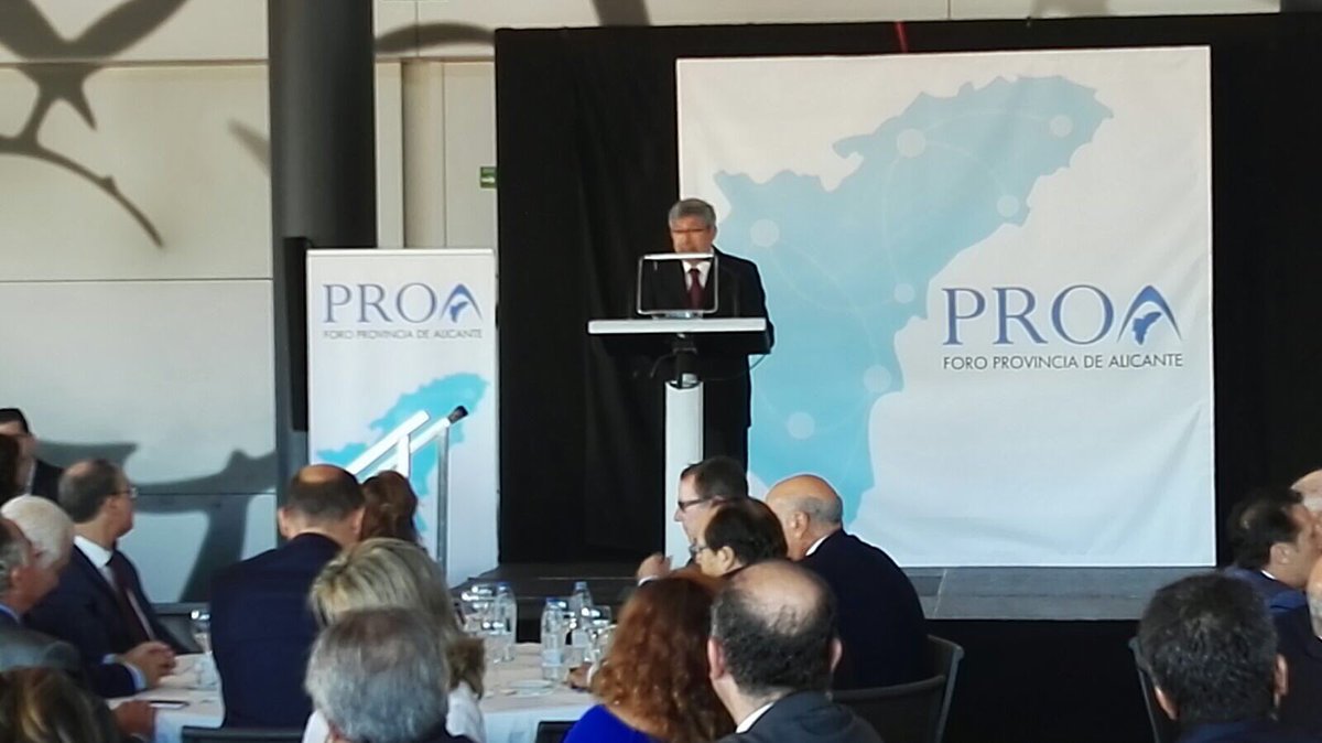 Economistas_ALC's tweet photo. Nuestro Decano detalla la situación de la provincia de #alicante #foroPROA https://t.co/cVQ59vETra