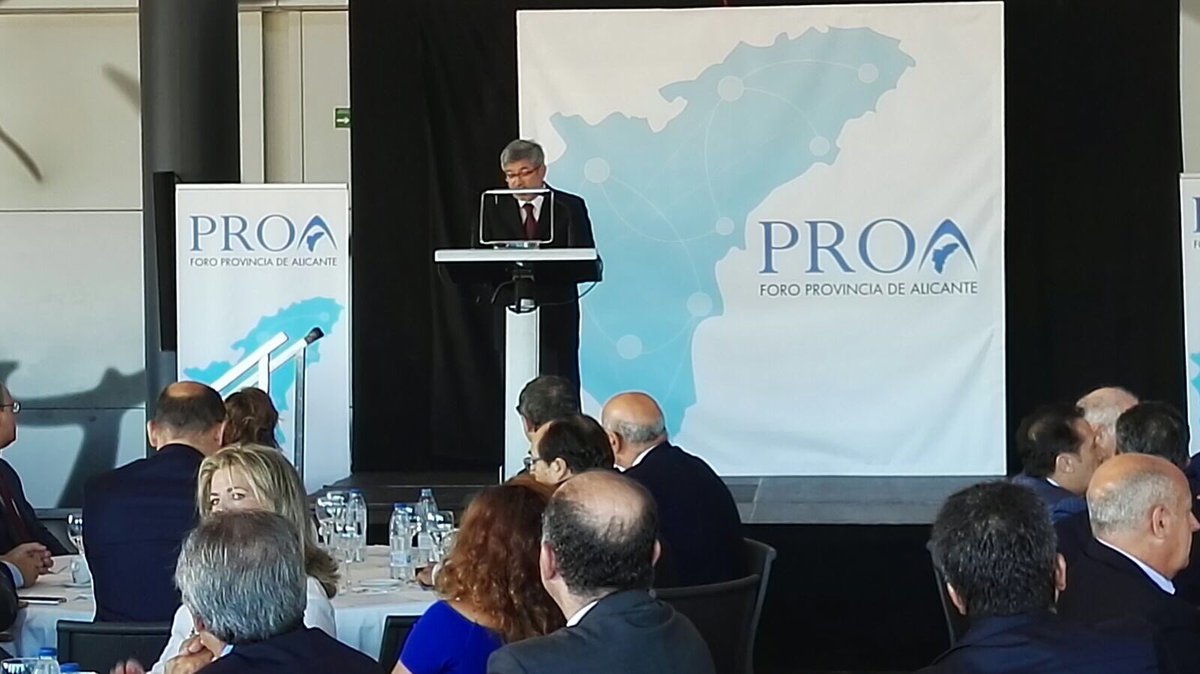 Economistas_ALC's tweet photo. Nuestro Decano detalla la situación de la provincia de #alicante #foroPROA https://t.co/cVQ59vETra