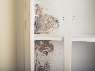 Humetek's tweet photo. El gasto en #muebles, materiales y reparaciones será mucho mayor que optar por una reforma definitiva como la que garantiza #Humetek https://t.co/5qxRMn1cwZ