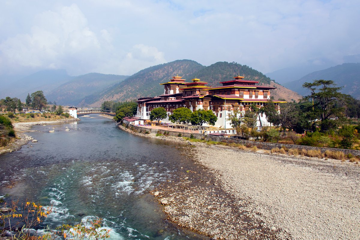 Amanresorts's tweet photo. The magnificent #PunakhaDzong, close to #Amankora, is also known as "the palace of great happiness and bliss" https://t.co/Q7riUYC1ds https://t.co/2iRmIbL0tA