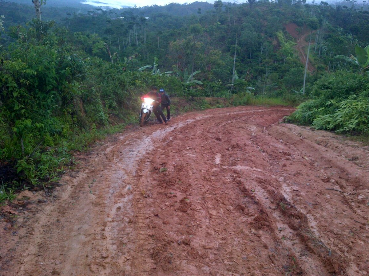 ARieff_r's tweet photo. Kejar Tayang Program Inovasi Desa 2017 Dengan Menempuh Berat nya Medan Kecamatan Paga Dewa Lampung Barat https://t.co/OrGZcLTPUF