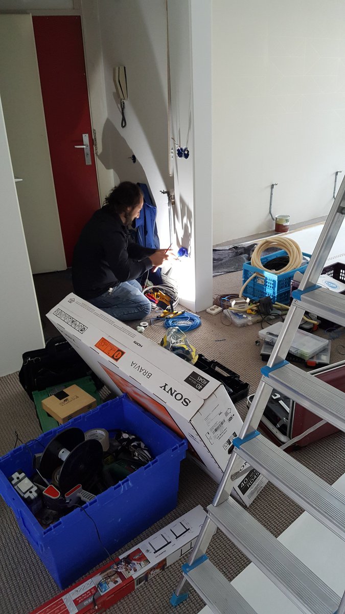 Inmiddels ook aan de slag met de nodige elektra uitdagingen. Nog 1 dag tot de opening!