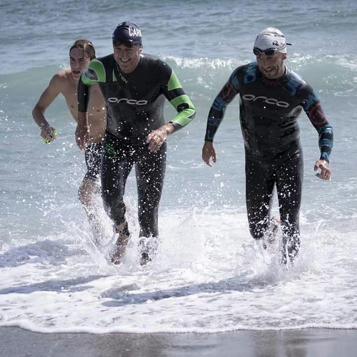 ACarajoSacao's tweet photo. Competitividad de la buena!! Amigos y compañeros 😂😂😂😂 a que te gano??? #llegada #acscarmonamaster #openwaterswimming #aguasabiertas https://t.co/1lM3r8Ya1H