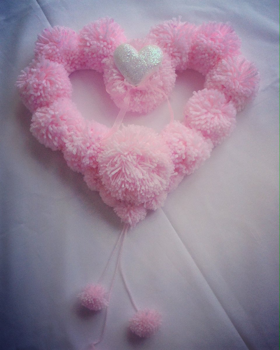 PeachyWillows's tweet photo. Pom-pom heart shaped wreath
#WomeninBusiness #kprs #durhamregion #CraftHour #BizHour #babygirl #babyshower #87RT #girly https://t.co/staBOcEna0