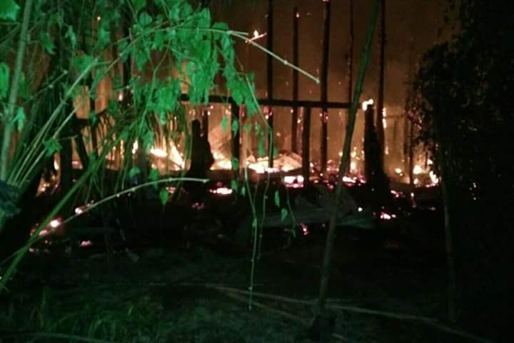 YMyait's tweet photo. Oct,4-2017
(4:20AM)
Buthidaung Township, Crocodile Market Village houses are #extremist  #Bengali   #terrorists  do arson .
@hrw 
@cnnbrk https://t.co/KTGGPuB64d