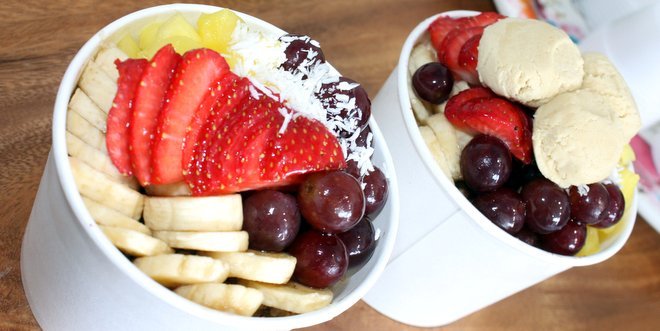 poohko_hawaii's tweet photo. 今は #カマカナアリイ に入っているお店です♬ 🍍🍓🍌🍫”具沢山のアサイボウルはローカルに大人気!「ハイ・クレイビングス」 #hiCravings https://t.co/4Xd7C7FHak #ハワイ #Hawaii https://t.co/Pg4dIrevv7