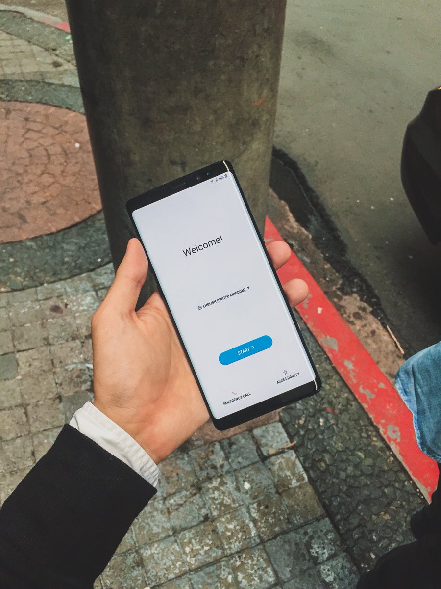 paoloumpa's tweet photo. The #SmartGalaxyNote8 looks goooooood https://t.co/gn509hPqGU