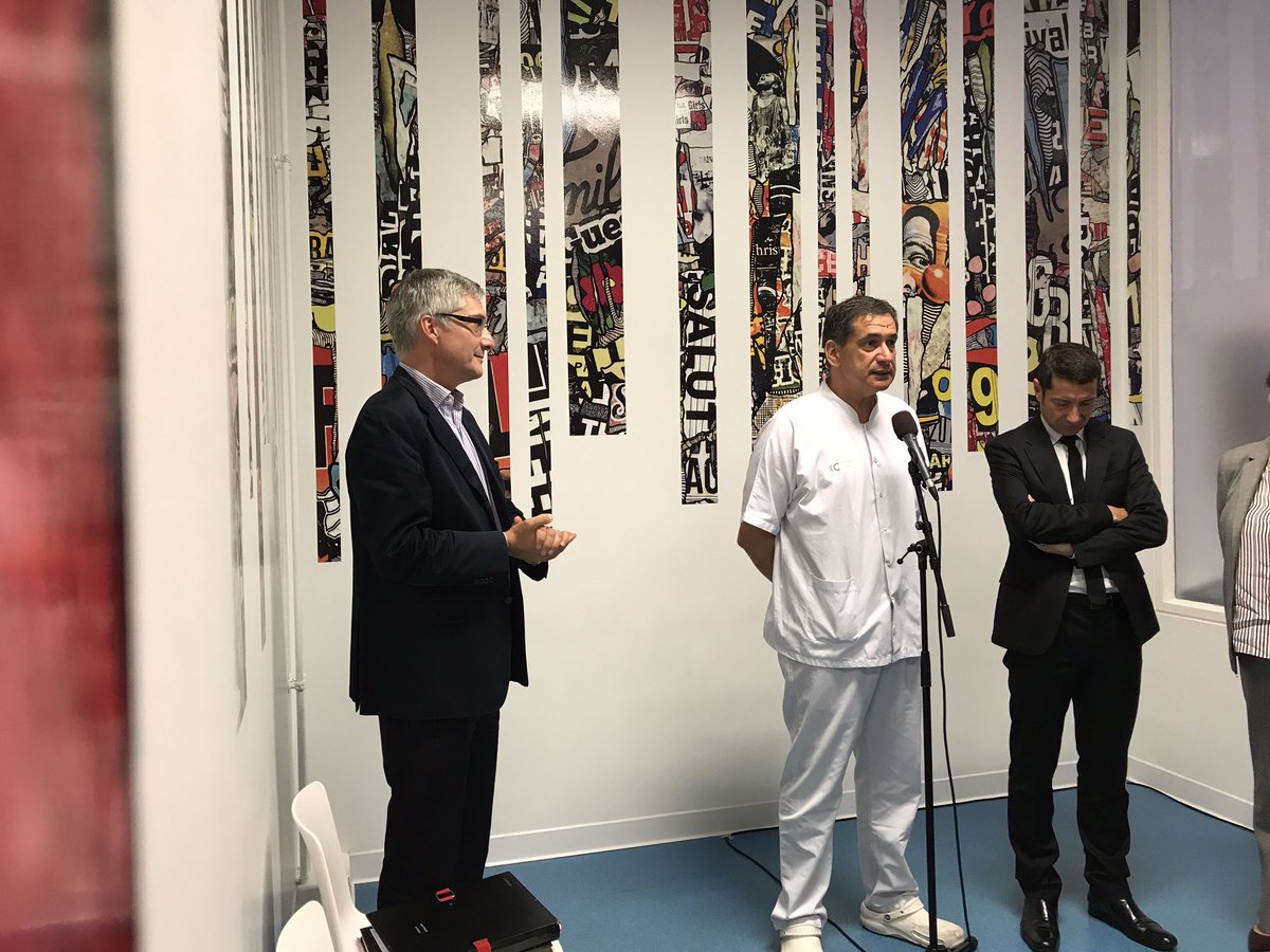 villecannes's tweet photo. 🎨 @davidlisnard inaugure l'œuvre de l'artiste cannois @GregoryBerben qui orne désormais la salle d'attente de l'IRM de l'hôpital de #Cannes https://t.co/CtwzriQkN7