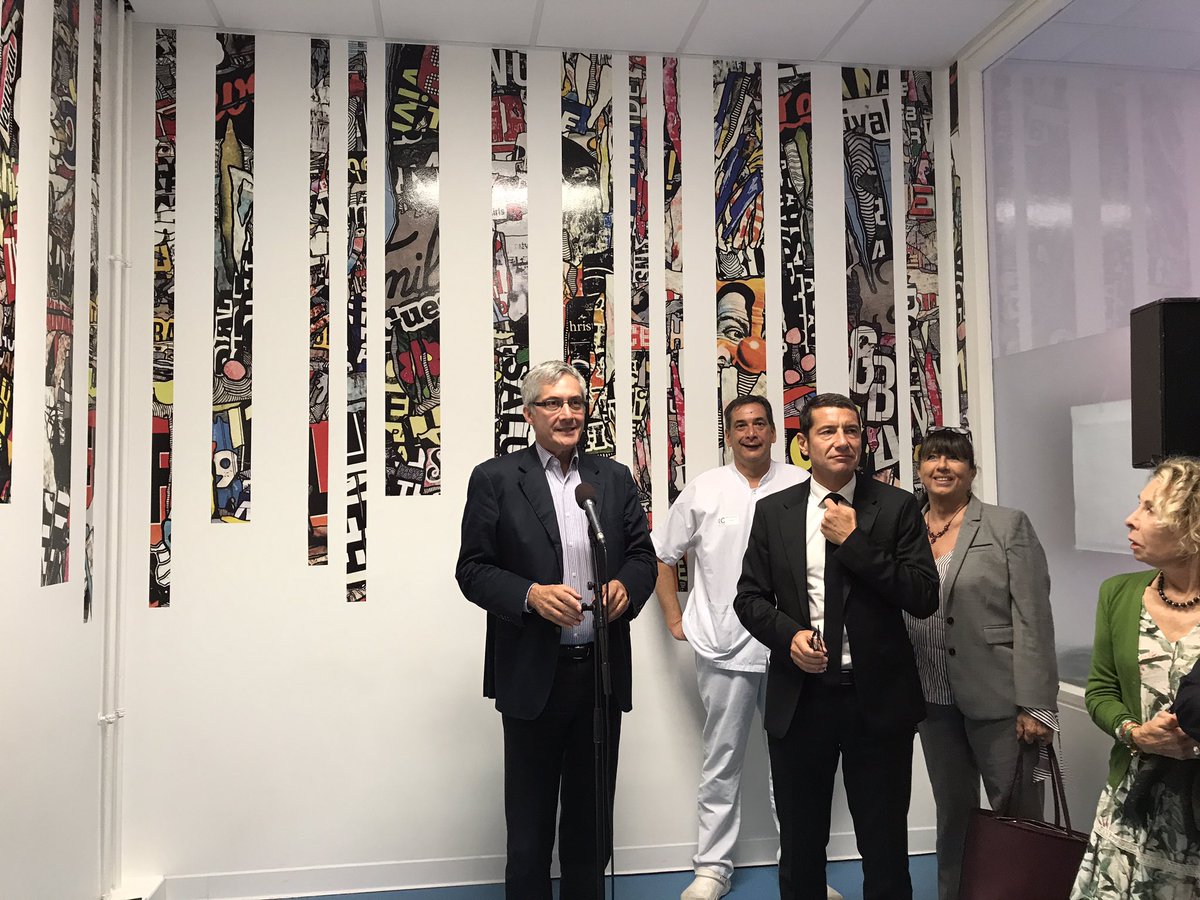 villecannes's tweet photo. 🎨 @davidlisnard inaugure l'œuvre de l'artiste cannois @GregoryBerben qui orne désormais la salle d'attente de l'IRM de l'hôpital de #Cannes https://t.co/CtwzriQkN7