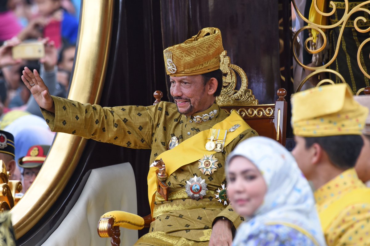 Metro_TV's tweet photo. Bertabur Emas, Sultan Brunei Peringati 50 Tahun Pemerintahan https://t.co/i7xFJmG5vj https://t.co/QS1NqaGCHa
