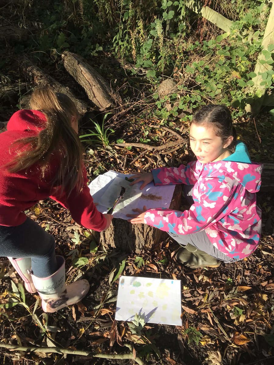 ScoutedChris's tweet photo. Year 4 loved leaf bashing with some of their flags going on display I the school! #SafeUseOfTools #Teamwork #Communication #ForestSchool https://t.co/6gKTaLXxJU
