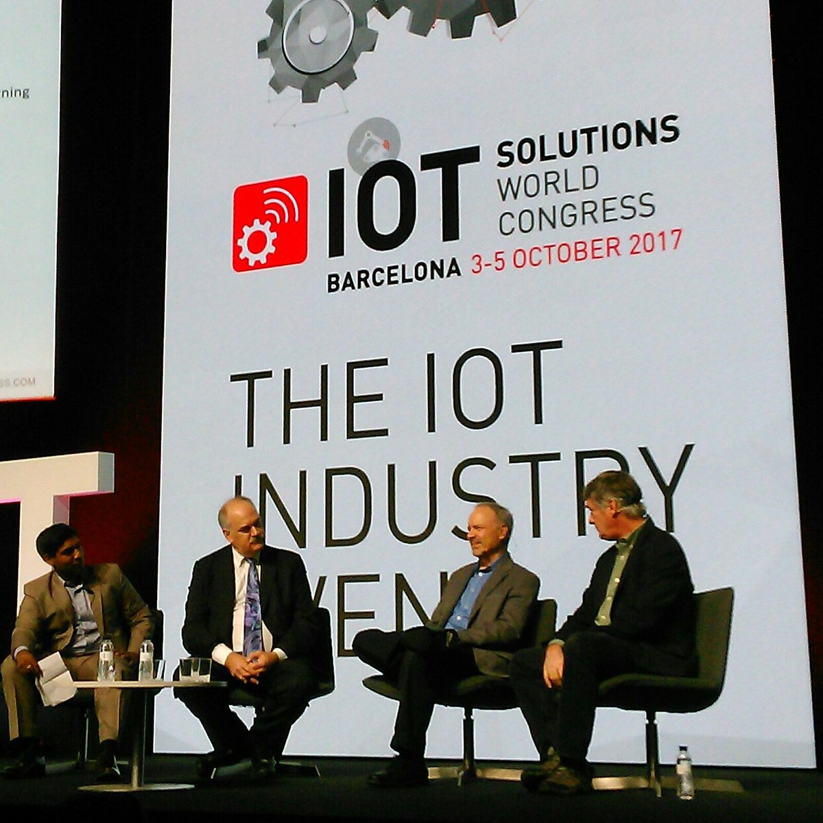 LINGUANOMICS's tweet photo. «What's #AI ? Basically, everything you though a computer couldn't do» live from #IoTSWC17 https://t.co/kAs4dK6FB8