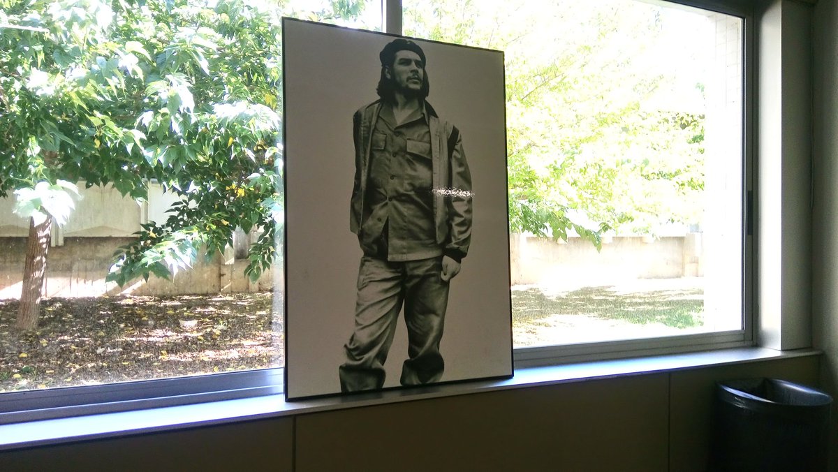 ASCCJM's tweet photo. El Che ya esta en la Facultat de lletres de la UAB Bellaterra todo preparado para la charla homenaje a las 12:00 h os esperamos https://t.co/63A4HAqWGw