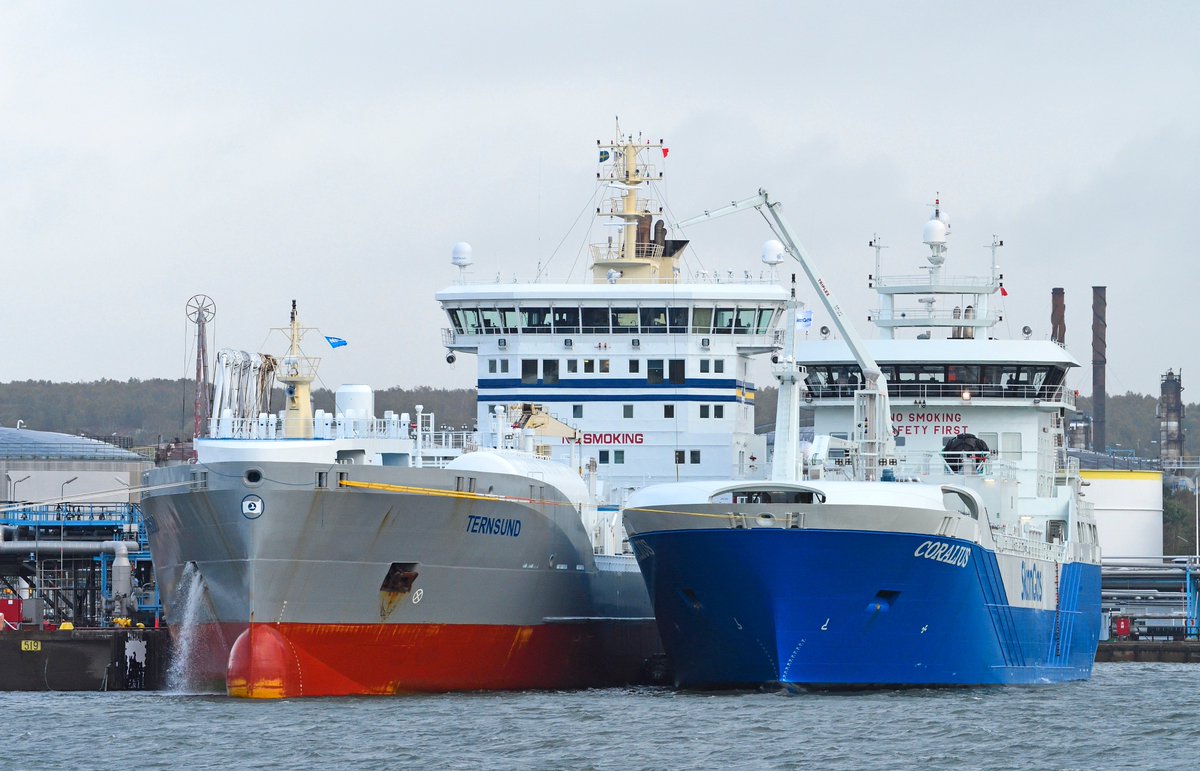 PortGot's tweet photo. Första ship-to-ship-tankningen av flytande naturgas genomförd i Göteborgs Hamn https://t.co/ZwWSQaOwDm https://t.co/9ttAlAm2O4