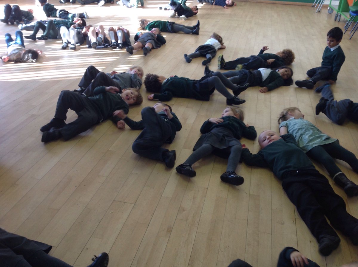 BirchesGreenPri's tweet image. Coordinating our movements in P.E. #EYFS #crosscrawl #tiptoes