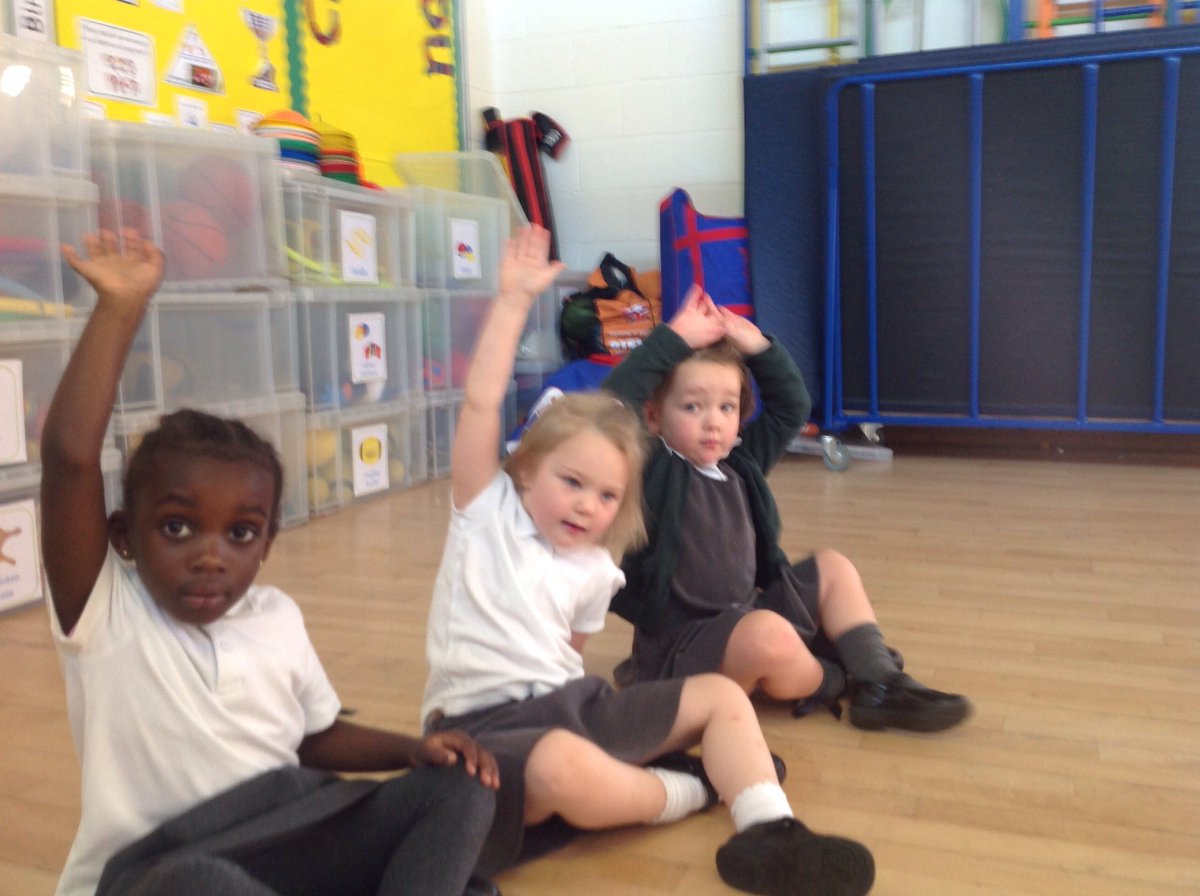 BirchesGreenPri's tweet image. Coordinating our movements in P.E. #EYFS #crosscrawl #tiptoes