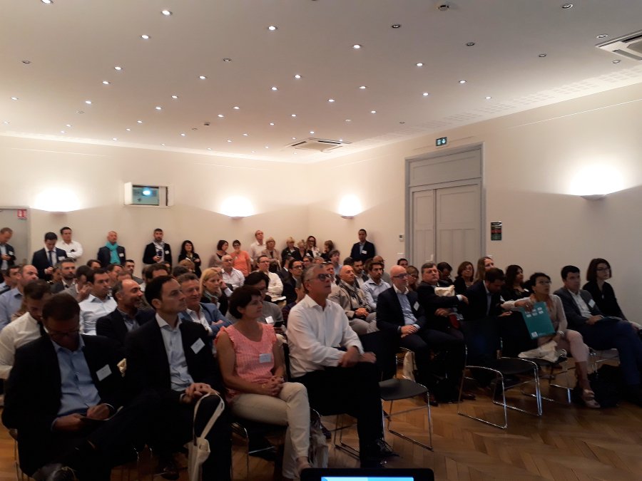 CCIBdxGironde's tweet photo. #Bordeaux Visio #Commerce P.SEGUIN Pdt #CCIBG introduit la journée #quartiers #Projets #UrbanismeCommercial A suivre https://t.co/4SnFO6bP9s https://t.co/R4zoMwKFfv