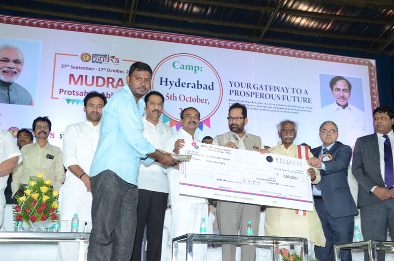 PIB_MinAffairs's tweet photo. Minority Affairs Minister Sh @naqvimukhtar inaugurating"Pradhanmantri Mudra Yojna" promotion camp at Yousufguda in Hyderabad on 05 Oct 2017 https://t.co/T3FfQw6pHd