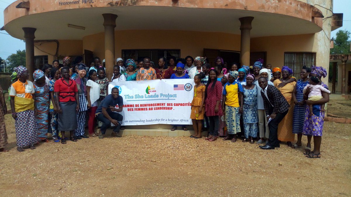 YaliTeam229's tweet photo. Photo de famille avec le maire de #Boukombe après lancement #Sheleads229. #YaliTeam229 #wasexo #Team229 #Benin #Irifou https://t.co/pfi9o0omB0