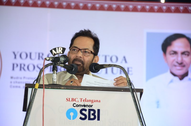 PIB_MinAffairs's tweet photo. Minority Affairs Minister Sh @naqvimukhtar addressing "Pradhanmantri Mudra Yojna" promotion camp at Yousufguda in Hyderabad on 05 Oct 2017. https://t.co/5lt5MDl74c