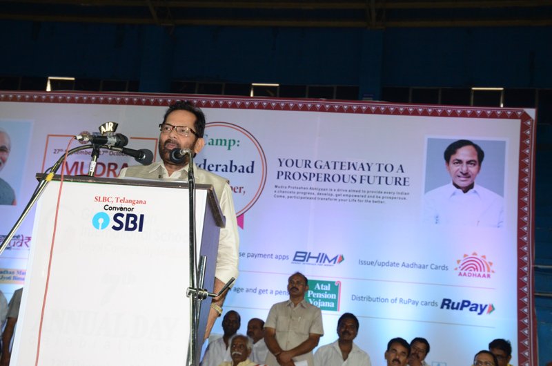 PIB_MinAffairs's tweet photo. Minority Affairs Minister Sh @naqvimukhtar addressing "Pradhanmantri Mudra Yojna" promotion camp at Yousufguda in Hyderabad on 05 Oct 2017. https://t.co/5lt5MDl74c