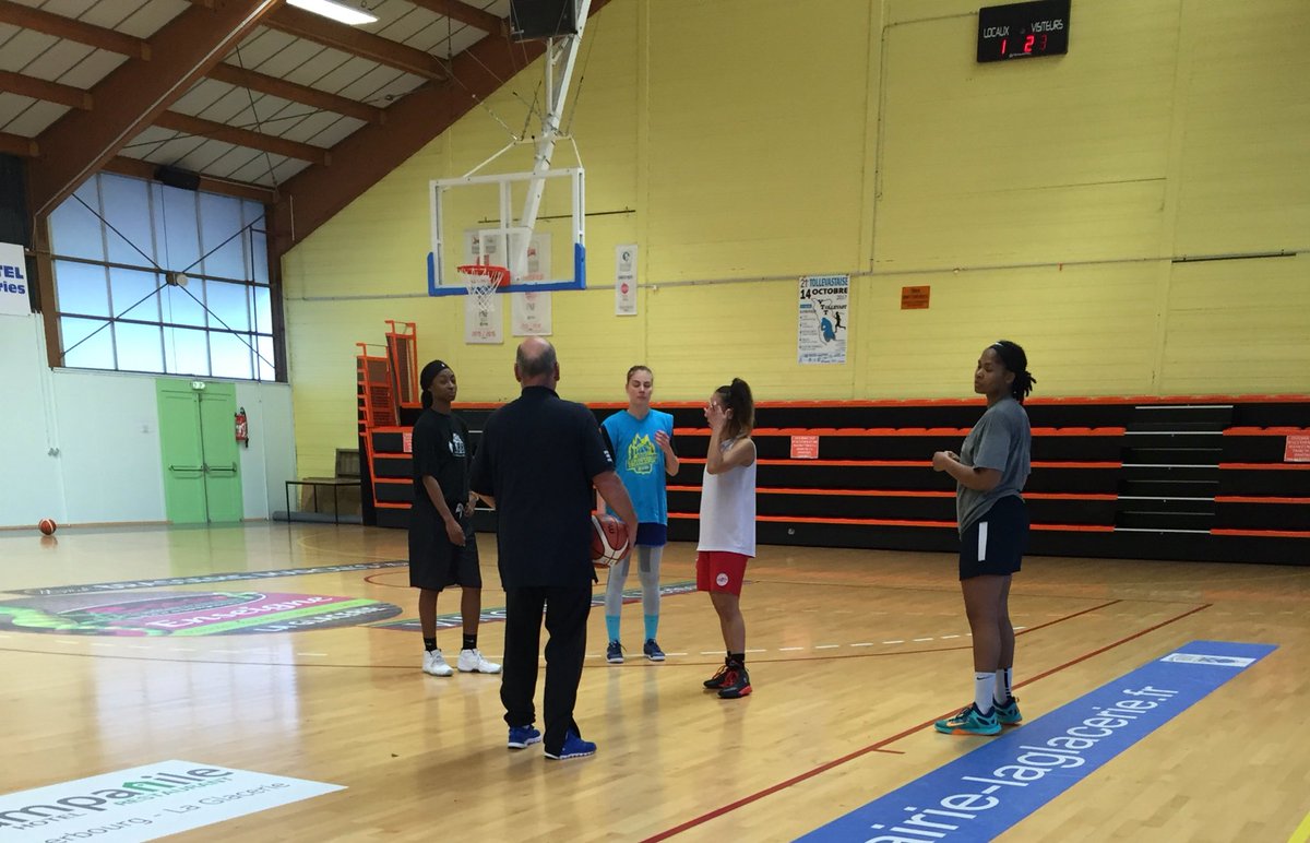 uslgbasket's tweet photo. J-2️⃣ avant le déplacement à @CJSGeispolsheim Les joueuses sont à l'entraînement ce matin pour régler les derniers détails 🏀⚫️ #TeamTangos https://t.co/UCkW5dX1zo