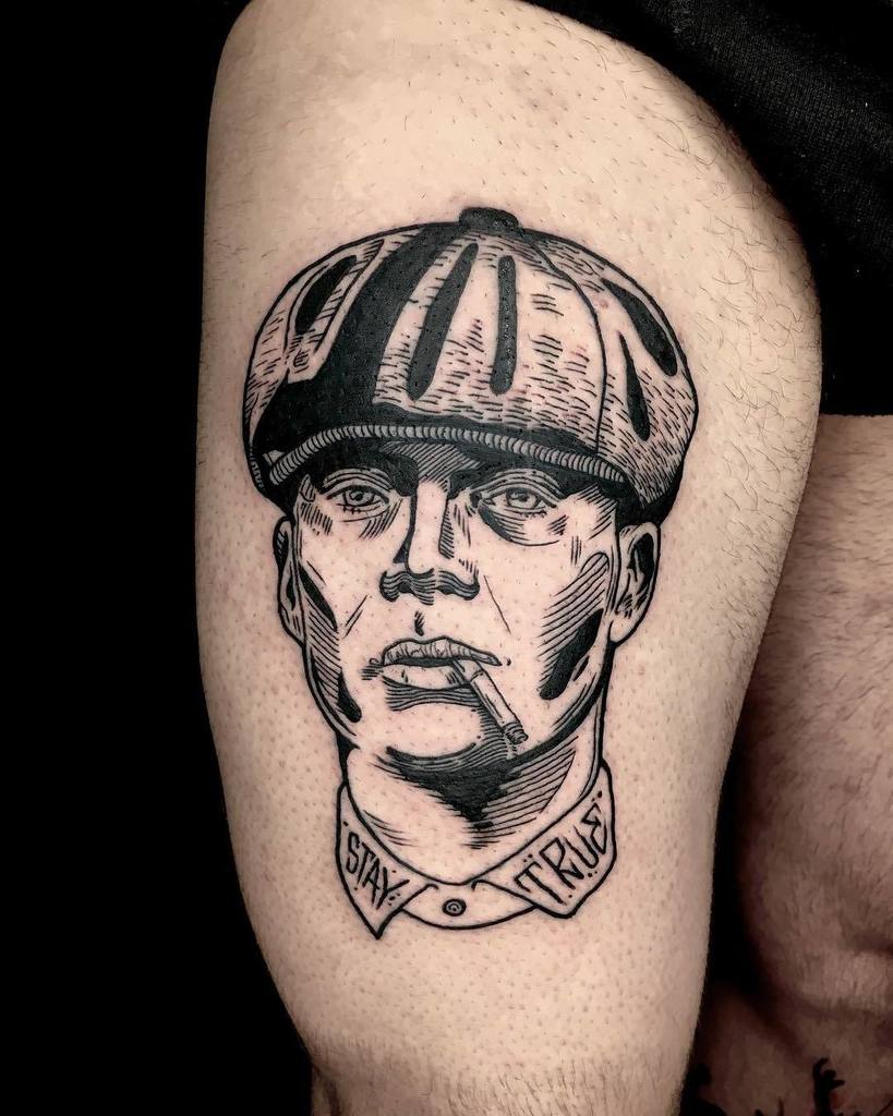 Thomas Shelby Cillian Murphy from Peaky Blinders Small black and grey detailed portrait tatt Tatuagens masculinas frases Ideias de tatuagens Tatuagens belas