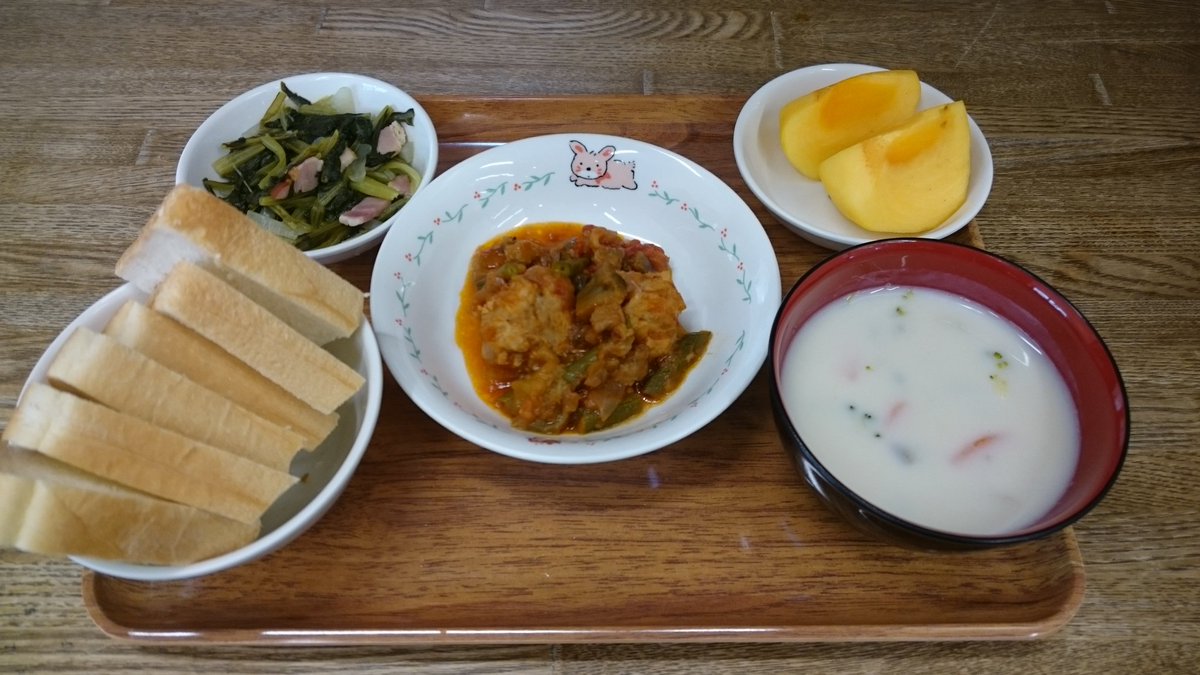 小梅保育園の給食とおやつ No Twitter 10月5日 木 給食 食パン ミートボールのトマト煮 小松菜とベーコンのソテー さつまいもの豆乳スープ 柿 今日の主菜はミートボールだったのですが ハンバーグ美味しかった との声がちらほら 次回はもっとミートボール