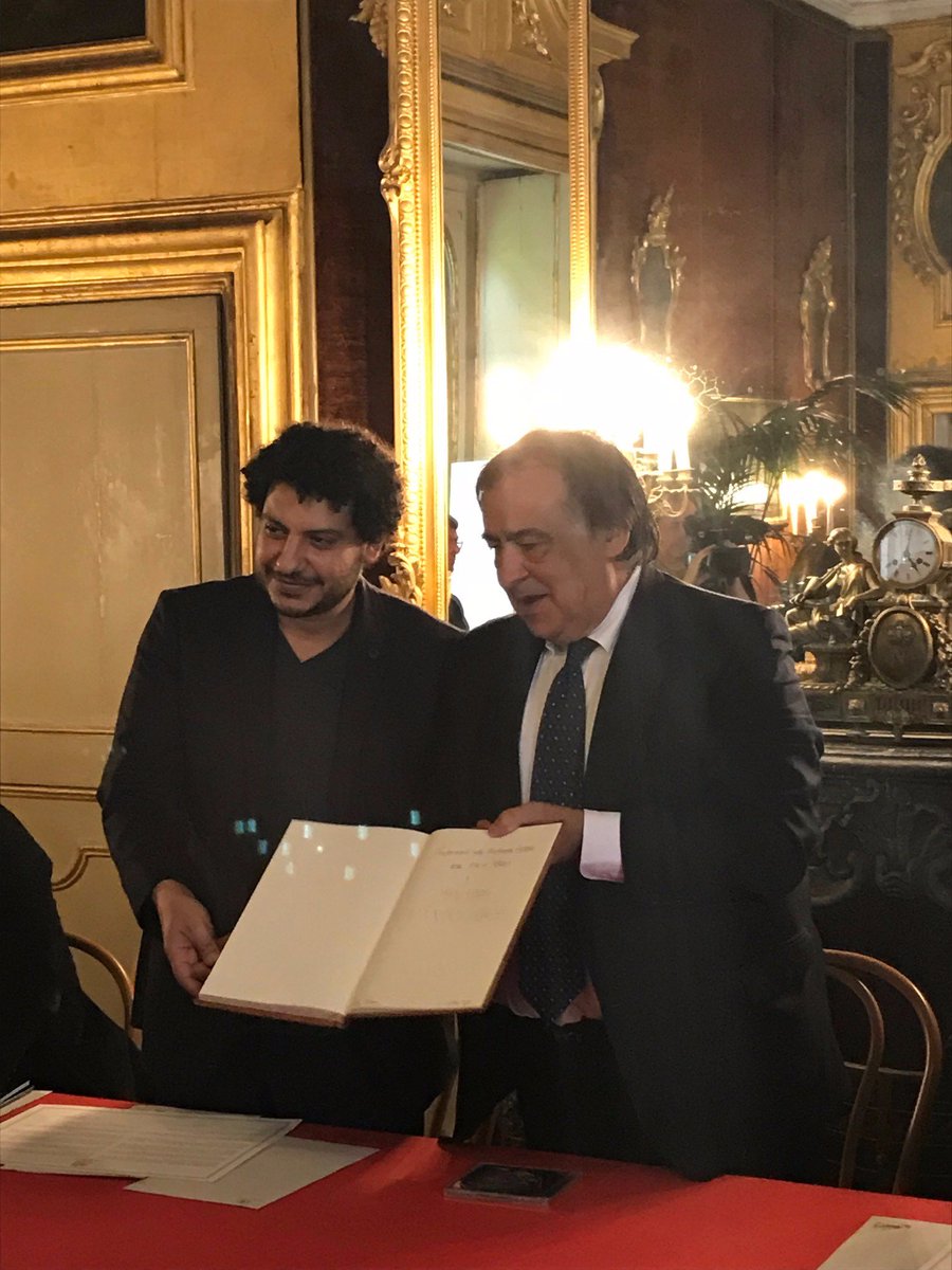 FondazioneMerz's tweet photo. #WaelShawky riceve #cittadinanza onoraria della città di #PALERMO #HonoraryCitizenship dal sindaco #LeolucaOrlando #Mayor #MerzPrize https://t.co/2MWG8cMWpC